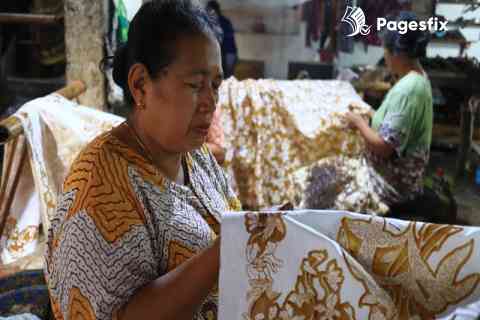 caption batik bahasa inggris